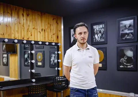 CORESPONDENȚĂ DIN CHIȘINĂU. Cu banii strânși la București, omul din spatele videoclipurilor Carla’s Dreams s-a întors acasă. „De asta moldovenii apar peste tot: pentru că e greu să fii sărac”