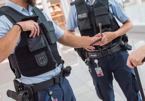 O femeie a atacat cu usturoi polițiștii aeroportului din München. Ce a ieșit apoi la iveală