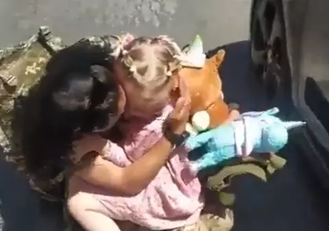 Momentul emoționant în care o fetiță își revede mama, soldat în Armata Ucrainei, întoarsă din război