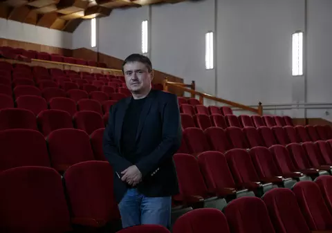 Apelul regizorului Cristian Mungiu pentru ca oamenii să revină la cinema: „Acasă vezi filmul, dar nu discuți cu nimeni, stai la tine pe canapea, dai cinci mesaje”