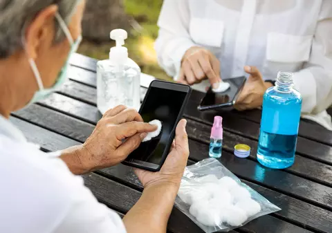 Cum îți cureți corect telefonul mobil și cât de des trebuie curățat