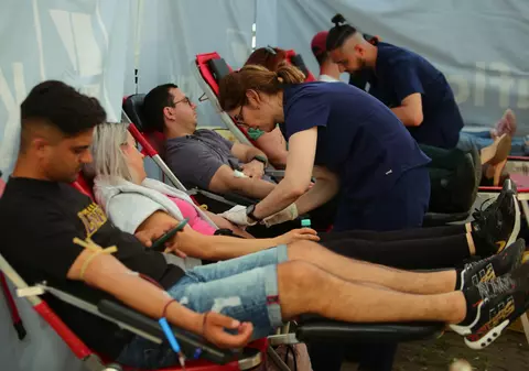 Reportaj. Sute de tineri au stat la coadă să doneze sânge, în Capitală, pentru bilete la Untold și Neversea