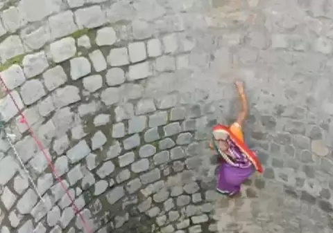 Imagini virale cu femeile din India care își riscă viața pentru apă. Coboară cu mâinile goale în fântâni aproape secate