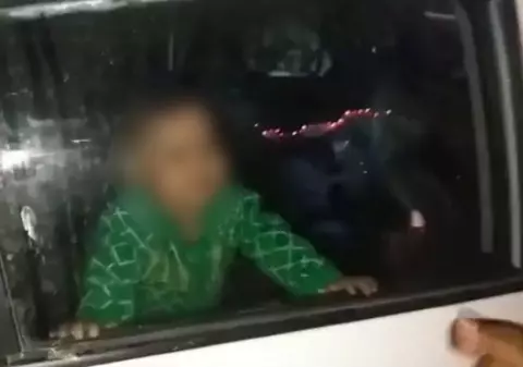 Fetiță de trei ani încuiată de mama beată în mașină, la 3 dimineața, în centrul vechi al unui oraș german. Femeia plecase să se distreze