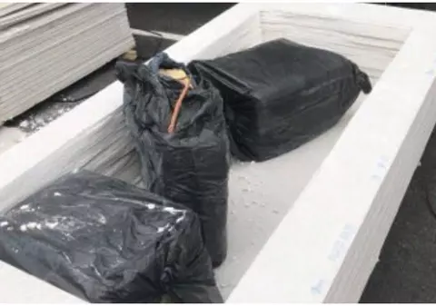 Șofer român de TIR, arestat în Franța: „16 pachete camuflate într-un sistem de sicrie, în valoare de peste 3,9 milioane de euro”