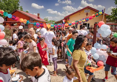 Bâlci în curtea bisericii, pentru copiii săraci din Frumușani, Călărași. „Mamaie, ce frumos e! Pot să rămân să dorm aici?”