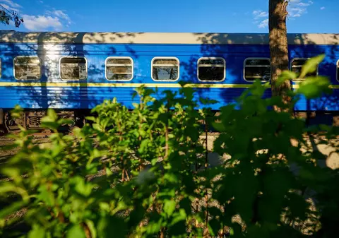 Orașul mutat în tren. După ce casele lor au fost distruse, zeci de ucraineni din Irpin locuiesc în vagoane, pe calea ferată