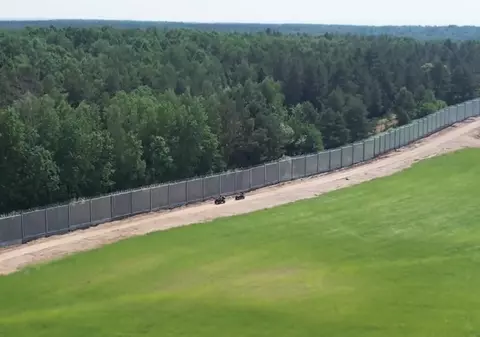 Polonia a ridicat 140 de kilometri de gard înalt de 5 metri la granița cu Belarus