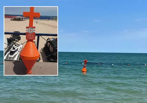 Cruci pe geamandurile de pe litoralul românesc, puse ca să sperie turiștii. „Sinistru și morbid”