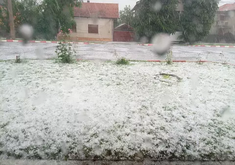 Cod roşu de grindină de mari dimensiuni şi vijelie în mai multe localităţi din judeţele Botoşani şi Suceava