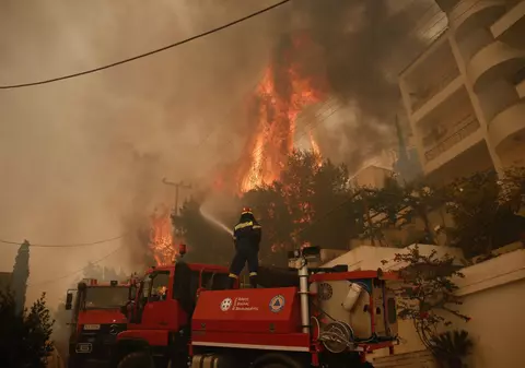 Incendiu violent lângă Atena. „Situația este îngrozitoare și vântul nu ajută”
