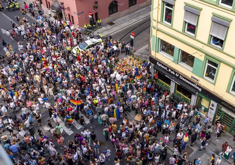 „Nu vom dispărea!”. Sute de oameni au participat la marșul Pride din Oslo, la câteva ore după atacul armat, deși fusese anulat