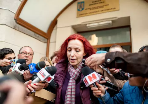 „Să fie pusă ministrul justiției!” Românii fac haz de necaz pe Facebook, în cazul consilierei care a depus mărturie în favoarea Elenei Udrea