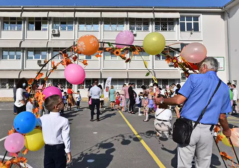 Schema prin care „lumea bună” de la vile își plasează copiii la școlile de prestigiu dintre blocuri. Toată lumea știe, de ce nu vorbește nimeni?