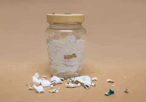 Cum să scoți etichetele și adezivul de pe diferite suprafețe