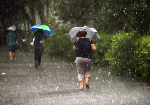 Noi avertizări emise de meteorologi. Ploi și vânt în toată țara, în acest weekend