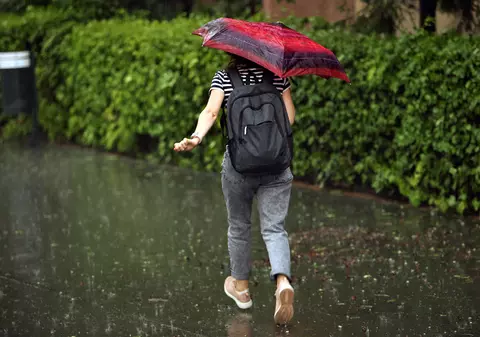 Prognoza meteo pentru următoarele două săptămâni. Vremea se răcește și vin ploile