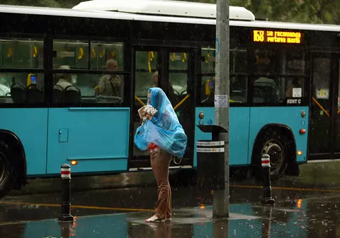 Cod portocaliu şi cod galben de furtuni şi vijelii până miercuri. Care sunt județele vizate