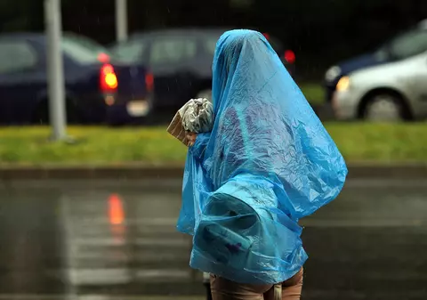 Cod portocaliu și cod galben de ploi torențiale și vijelii în aproape toată țara, până joi. Harta zonelor vizate