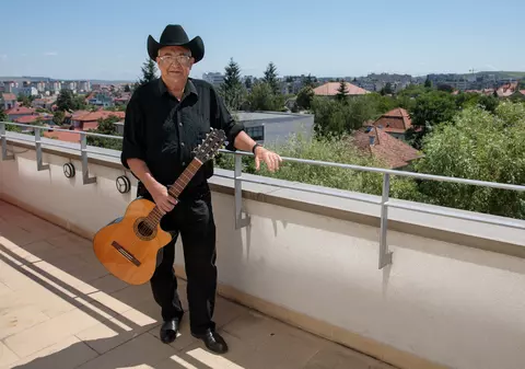 Interviu cu legenda Buena Vista Social Club, chitaristul Eliades Ochoa: „Pe vremuri cântam pentru a trăi. Acum vreau să trăiesc pentru a mai cânta lumii”