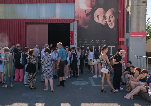 FOTOREPORTAJ de la Festivalul de Teatru de la Sibiu. Cum se transformă străzile unui oraș în scenă