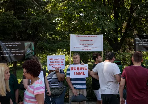 Reacție după protestul din fața INML de Ziua Copilului: directorul a primit părinții și un avocat. „Ne-a promis un răspuns până pe 9 iunie”