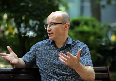 Fondatorul DEX online a dat Ministerul Educației în judecată pentru că refuză să-i înscrie copilul la școală. Peste 100 de copii sunt în această situație anual