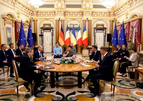 Cei patru lideri UE, primiți de Zelenski la Kiev. Iohannis, după vizita de la Irpin: „Nu există cuvinte care să descrie tragedia inimaginabilă”