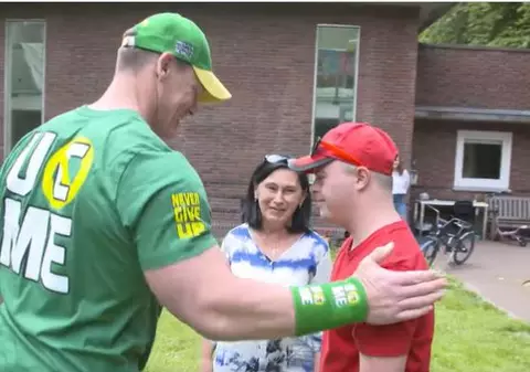 Legendarul wrestler John Cena s-a întâlnit cu un tânăr ucrainean cu sindromul Down, refugiat din Mariupol