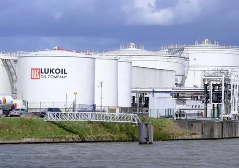 Italia ia în calcul naționalizarea unei rafinării Lukoil din Sicilia. Grupul rus are o rafinărie și în România