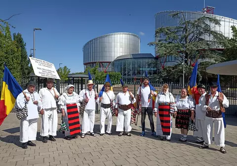 Cine sunt maramureșenii îmbrăcați în port popular care s-au legat cu lanțuri și fac greva foamei în fața Parlamentului European