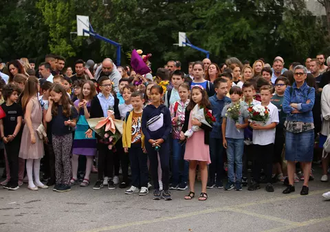 Despre violența clasei de mijloc. Când frica de sărăcie a părinților pune o presiune uriașă pe copii, începând cu clasele primare