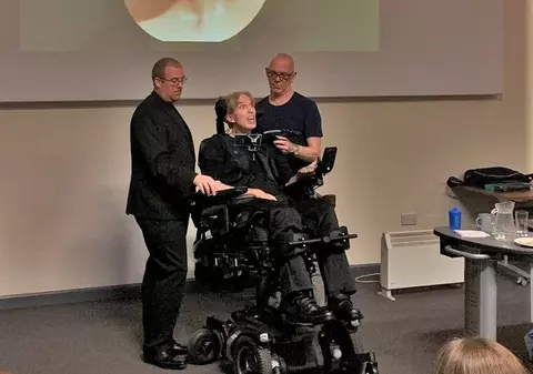 A murit primul „cyborg”, omul de știință britanic care s-a transformat parțial în robot după ce a aflat că suferă de o boală neurodegenerativă