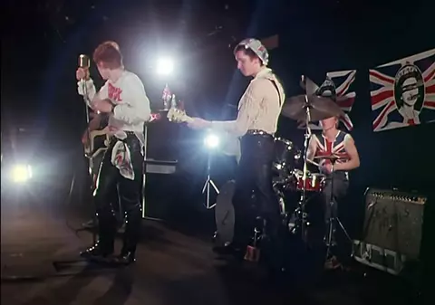 Melodia „God Save the Queen” a formaţiei Sex Pistols a revenit în topurile britanice, în perioada Jubileului de Platină