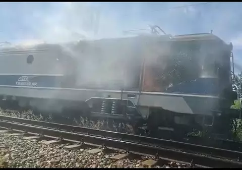 O locomotivă a luat foc în apropiere de Videle. Aproximativ 250 de pasageri, evacuați