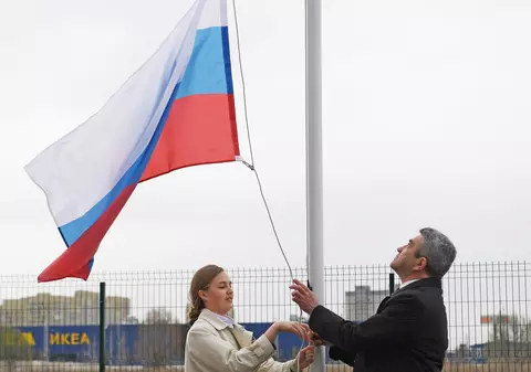 Rusia cheltuie 17 milioane de dolari pe steaguri, pentru ceremonii în școlile rurale. Multe dintre ele nu au, însă, instalații sanitare