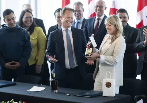 „Războiul whiskey-ului” s-a încheiat după 50 de ani: Danemarca și Canada au pus capăt unei dispute pentru o insulă de 1 kilometru pătrat