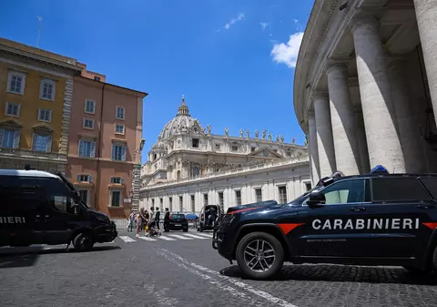 O mașină a încercat să spargă barajul poliției de la intrarea în Vatican. Șoferul, urmărit și oprit cu focuri de armă