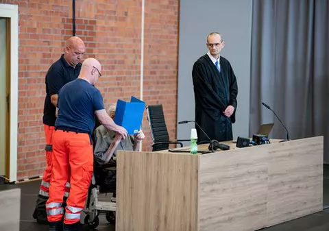 Un fost gardian nazist în vârstă de 101 ani a fost condamnat la închisoare în Germania. Ce acuzație i s-a adus