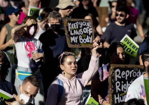 Franța vrea să înscrie dreptul la avort în Constituție, după decizia-șoc din SUA. „Drepturile femeilor sunt încă fragile”