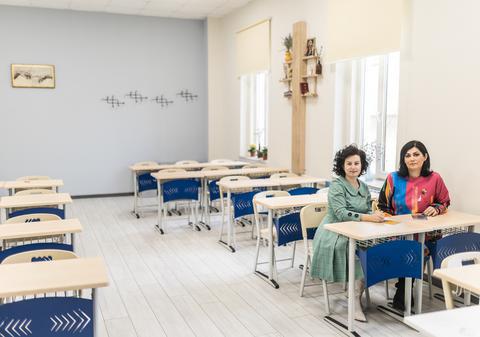 Două profesoare din Fălticeni au digitalizat patru clase și acum elevii se întrec să iasă la tablă. „Nu putem să ne întoarcem în trecut, suntem în secolul XXI”