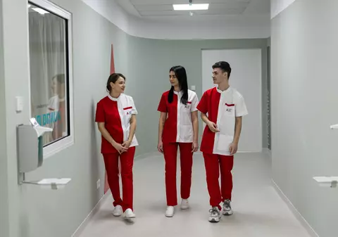 Extrem de bine pregătiți și empatici, asistenții medicali contribuie semnificativ la îmbunătățirea experienței de îngrijire a pacienților. Academia Europeană pentru Asistenți Medicali pregătește noile generații de specialiști în domeniul medical și își deschide porțile pentru noi înscrieri.