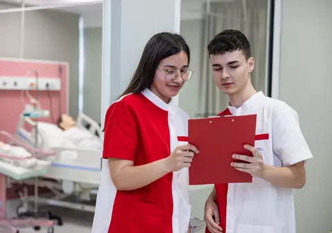 Viața de student la Academia Europeană pentru Asistenți Medicali, văzută prin ochii Lucianei și a lui Alex, doi tineri viitori asistenți medicali