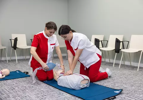 Studenția la Academia Europeană pentru Asistenți Medicali: povestea Cristianei Dinescu și a Elenei Iancovici