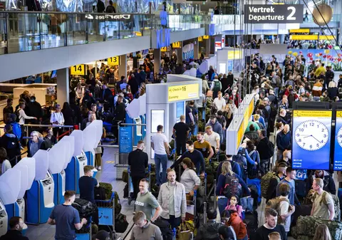 Turiștii trebuie să se pregătească pentru o vară haotică pe aeroporturile din Europa. Care este motivul și ce pot face călătorii