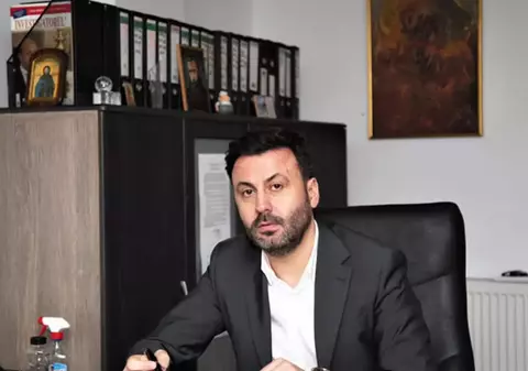 Fostul șef de la Drumuri Craiova, judecat pentru că s-a angajat cu o diplomă falsă, după ce altcineva a dat licența în locul său, scapă de condamnare, dar e bun de plată