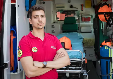 Medicul rezident din Cluj care face educație medicală pe YouTube: „Oamenii au prins curaj să se ducă la spital” 