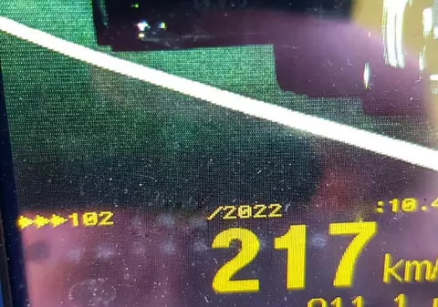 Un șofer prins de radar cu 217 km/h a încercat să scape de poliție: „Autocamionul nu a fost cea mai bună ascunzătoare”