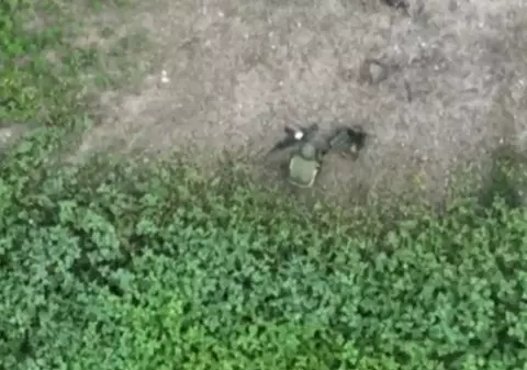 VIDEO | Un soldat rus care-și făcea nevoile a fost lovit de o grenadă lansată de ucraineni dintr-o dronă