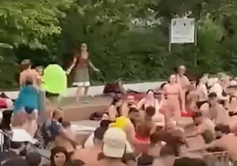 VIDEO | 250 de oameni s-au luat la bătaie într-un ștrand din Berlin din cauza unor copii care stropeau cu pistoale cu apă